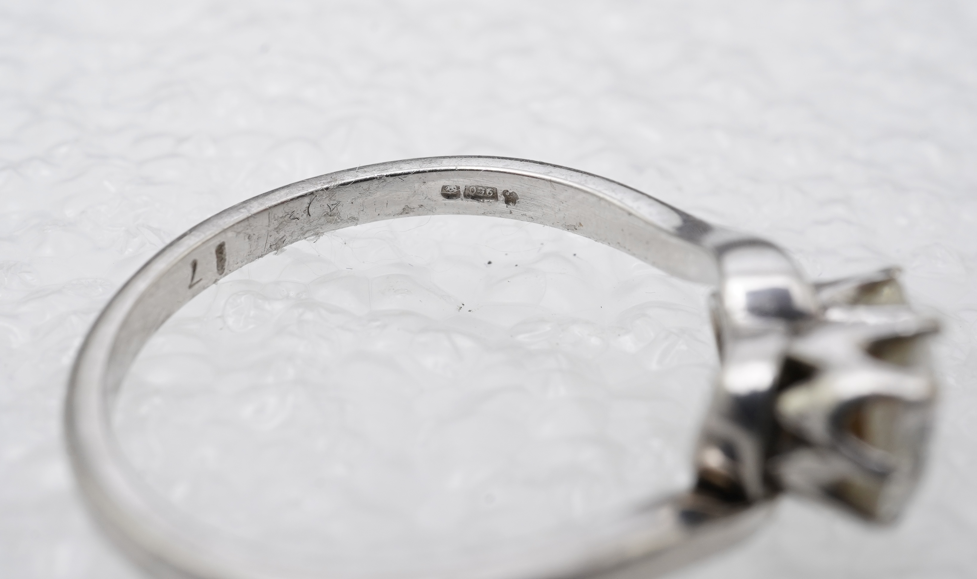 A diamond 'toi-et-moi' ring, early 20th century